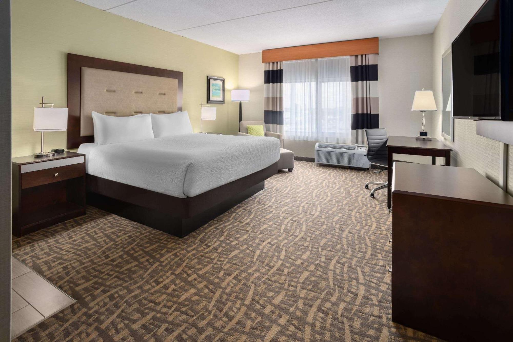 Wyndham Garden Buffalo Downtown Exterior photo
